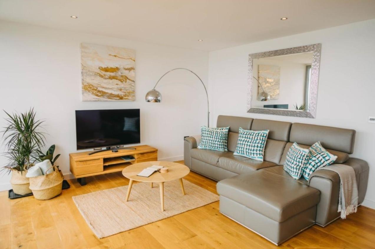 Sunset Waves Sea View Apartment Featuring Panoramic Views & Parking New Quay Extérieur photo